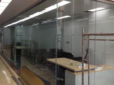 国银理财办公室玻璃隔断磨砂膜贴膜成功